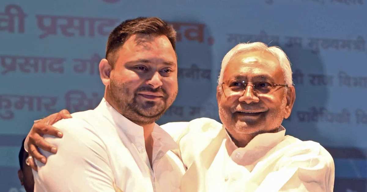 नीतीश ने मंच पर ही गले लगाकर तेजस्वी को दी जन्मदिन की बधाई, लोगों ने कहा, हैप्पी बर्थ डे टू यू